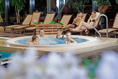 Perhe poreallas Jurmala Spa Conference Hotel kylpylähotelli Jurmala Latvia kesäloma hotellimatka kaupunkiloma kylpylämatka perheloma lasten kanssa ABC matkatoimisto