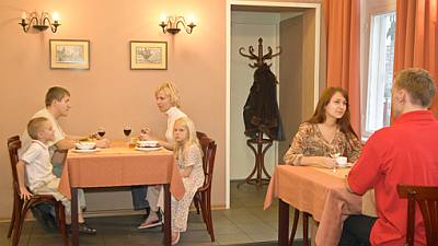 Aamiainen kahvilai Koidulapark Hotel hotelli Pärnu kaupunkiloma perheloma ABC matkatoimisto