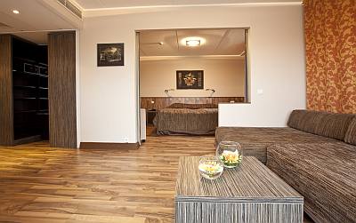Strand Spa Conference Hotel Pärnu Admiral Suite sviitti majoitus sänky vuode ABC matkatoimisto