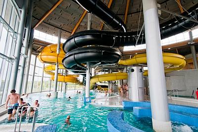 Liukumäet ja altaat Tervise Paradiis Hotel Pärnu vesipuisto kylpylähotelli ABC matkatoimisto