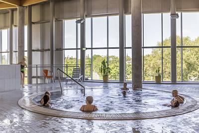 Poreallas näkymä Tervise Paradiis Hotel Pärnu vesipuisto kylpylähotelli ABC matkatoimisto