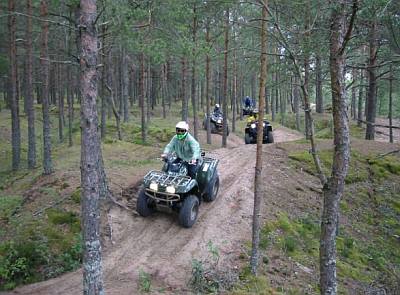 ATV Safari Mönkijä matkat ohjelmaa kesällä metsässä ABCmatkatoimisto