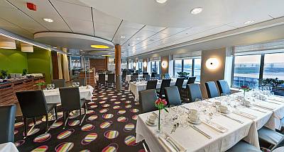 Laivalla Tallinnaan laivamatka Tallinnaan buffet ravintola ruokailu laivalippu Viking XPRS