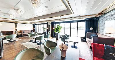 Laivalla Tukholmaan Viking Line Viking Gabriella Living room baari Helsinki Tukholma reittimatka risteily autopaketti moottoripyörällä  hytti kokous  ABC matkatoimisto
