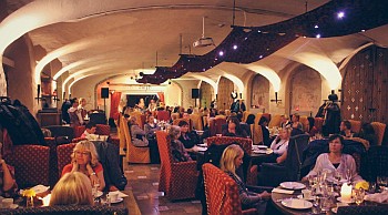 Maikrahv ravintola raatihuoneentori sisätilat Tallinna vanha kaupunki ABC matkatoimisto
