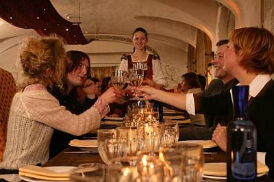 Maikrahv ravintola raatihuoneentori Tallinna vanha kaupunki ryhmäruokailu tyky virkistyspäivä illanvietto ABC matkatoimisto