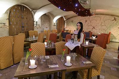 Maikrahv ravintola raatihuoneentorilla Tallinnan vanhassa kaupungissa ryhmäruokailu syöminki lounas tyky virkistyspäivä pikkujoulu ABC matkatoimisto