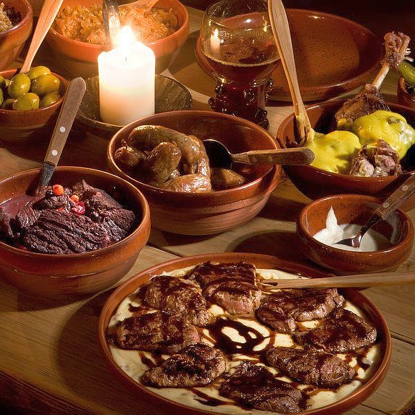 Olde Hansa ravintola Tallinna vanha kaupunki keskiaikainen syöminki kuninkaallinen metsäretki  ruokailupaikka tarjous varaa ruokailu ABC matkatoimisto