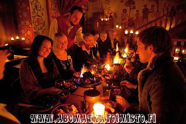 Olde Hansa ravintola Tallinna vanha kaupunki keskiaikainen ravintola keskiaikaisravintola keskiaikainen syöminki ryhmäruokailu illanvietto tyky virkistyspäivä kesäjuhla kesäpäivä lounas ABC matkatoimisto