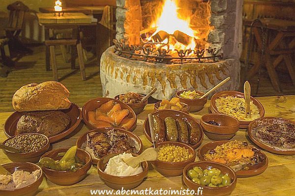 Olde Hansa keskiaikainen ravintola Tallinna vanha kaupunki Viro. lounas illallinen tyky pikkujoulu kesäjuhla virkistyspäivä ABC matkatoimisto