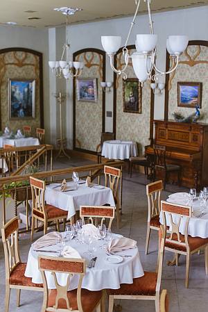 Scheeli ravintola Tallinna vanha kaupunki  pikkujoulu ryhmäruokailu illanvietto kesäpäivä kesäjuhla yritykselle ABC matkatoimisto